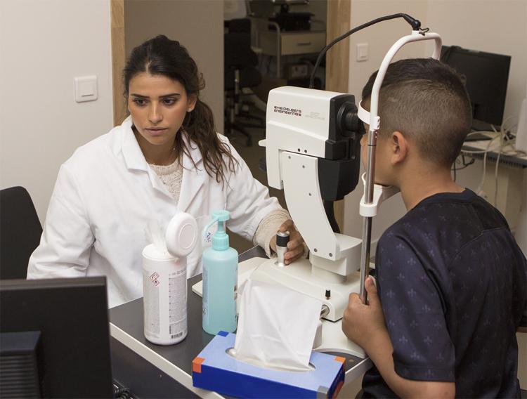  mesure de l’acuité visuelle d’un patient par un orthoptiste