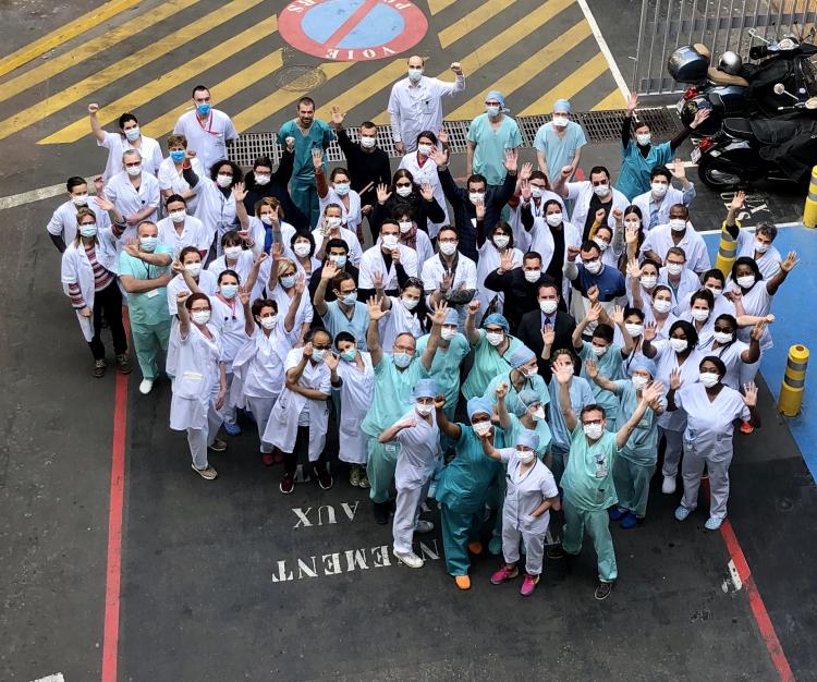 Soignants sur le parvis de l'Hôpital au moment du Covid